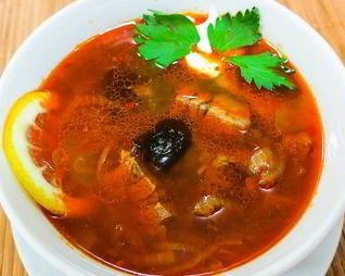 Мясная солянка с почками и салом