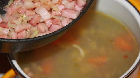 солянка с говяжьим сердцем и охотничьими колбасками