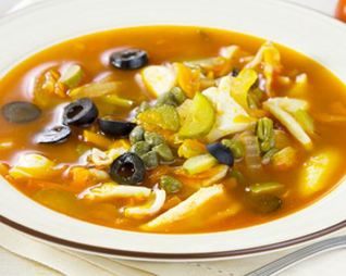 Солянка с кальмаром, оливками и овощами