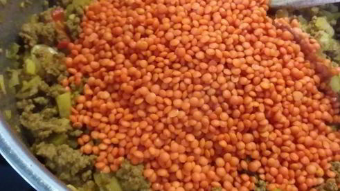 суп из чечевицы с мясным фаршем и шпинатом