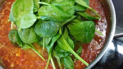 суп из чечевицы с мясным фаршем и шпинатом