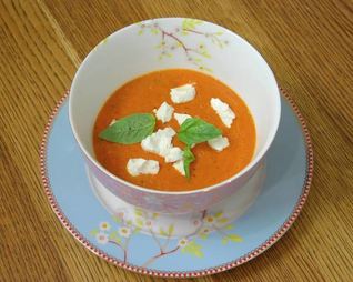 Суп из запеченных помидоров с козьим сыром и базиликом