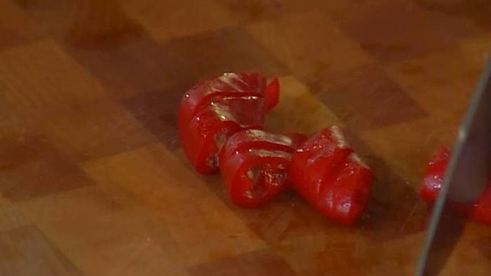 суп из запеченных помидоров с козьим сыром и базиликом