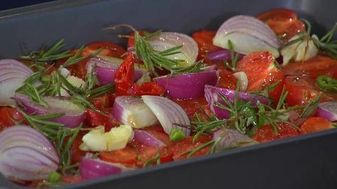 суп из запеченных помидоров с козьим сыром и базиликом