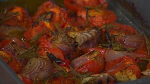 суп из запеченных помидоров с козьим сыром и базиликом