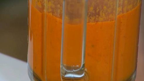 суп из запеченных помидоров с козьим сыром и базиликом