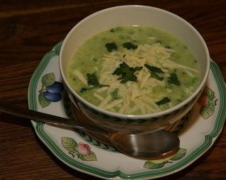 Суп из зеленых овощей с яйцом и лимоном