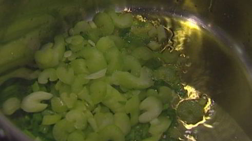 суп из зеленых овощей с яйцом и лимоном