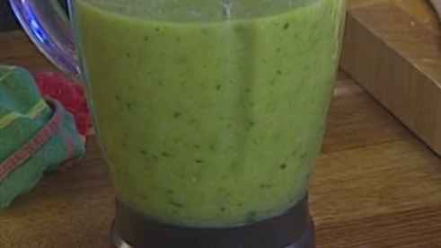 суп из зеленых овощей с яйцом и лимоном