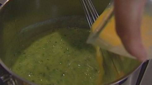 суп из зеленых овощей с яйцом и лимоном