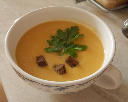 Легкий овощной суп-пюре с цукини и ржаными гренками