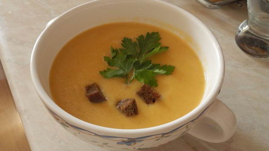 Рецепт легкий овощной суп-пюре с цукини и ржаными гренками