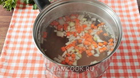 суп-пюре из черешкового сельдерея с крапивой