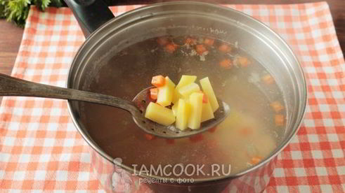 суп-пюре из черешкового сельдерея с крапивой