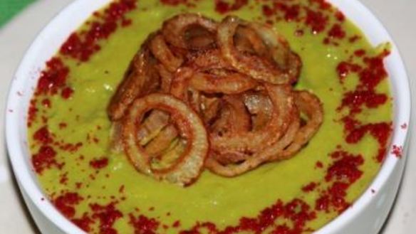 Рецепт Суп пюре из горошка с хрустящим луком и паприкой