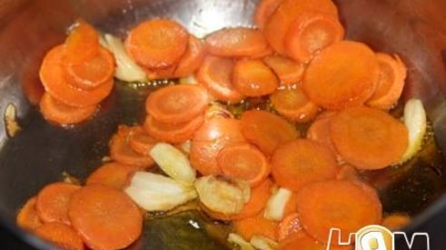 суп пюре из горошка с хрустящим луком и паприкой