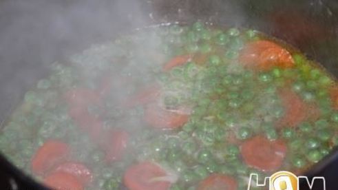 суп пюре из горошка с хрустящим луком и паприкой