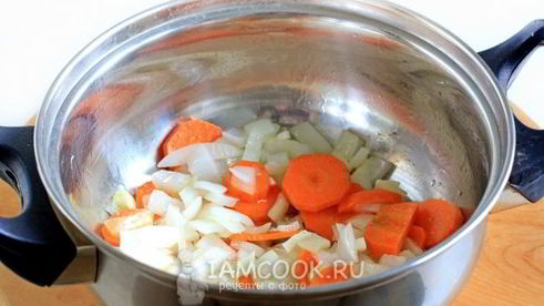 суп-пюре из кабачков с сухариками