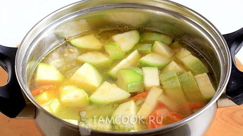 суп-пюре из кабачков с сухариками