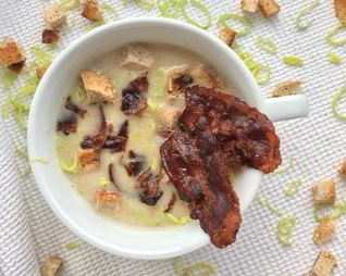 Суп-пюре из лисичек с беконом и пореем