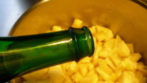 суп-пюре из сельдерея с яблоком, сидром и чеддером