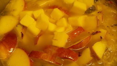 суп-пюре из сельдерея с яблоком, сидром и чеддером