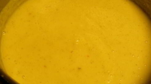 суп-пюре из сельдерея с яблоком, сидром и чеддером