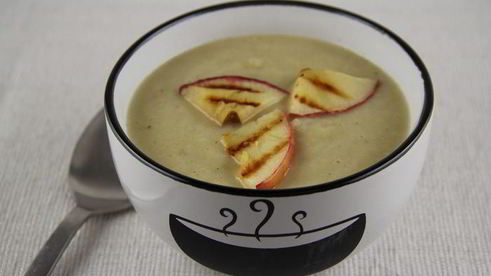 суп-пюре из сельдерея с яблоком, сидром и чеддером