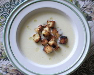 Суп-пюре из цветной капусты с горчичными гренками