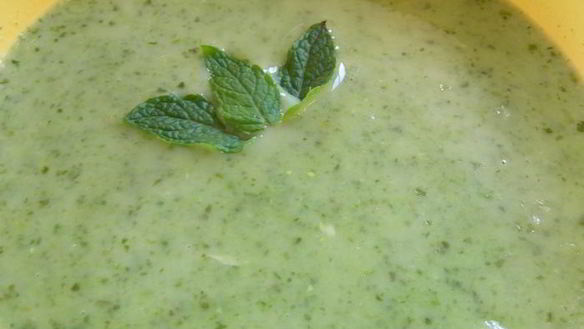 Рецепт Суп-пюре Леонтин с зеленым горошком, луком-пореем и шпинатом
