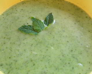 Суп-пюре Леонтин с зеленым горошком, луком-пореем и шпинатом