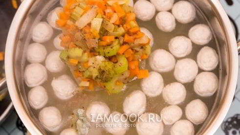 суп с брюссельской капустой и фрикадельками