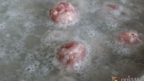 суп с фрикадельками и яичной вермишелью-паутинкой