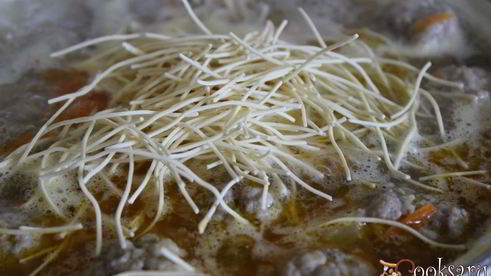 суп с фрикадельками и яичной вермишелью-паутинкой