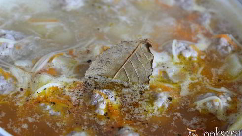 суп с фрикадельками и яичной вермишелью-паутинкой