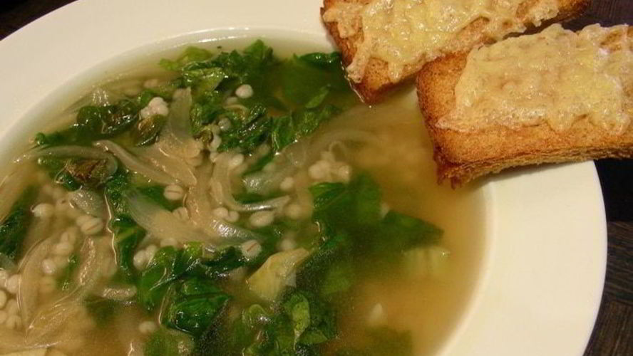 Рецепт суп с карамелизированным луком, перловкой и листовой капустой