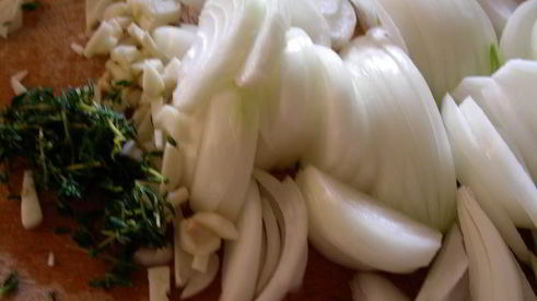 суп с карамелизированным луком, перловкой и листовой капустой