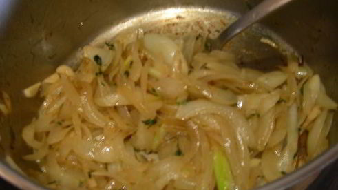 суп с карамелизированным луком, перловкой и листовой капустой