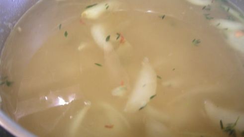 суп с карамелизированным луком, перловкой и листовой капустой