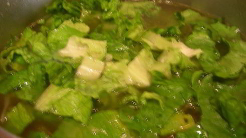 суп с карамелизированным луком, перловкой и листовой капустой