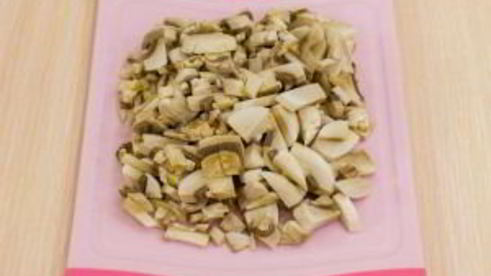 суп с курицей, стручковой фасолью и грибами