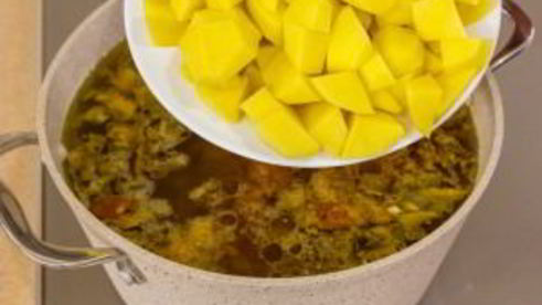 суп с курицей, стручковой фасолью и грибами