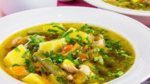 суп с курицей, стручковой фасолью и грибами