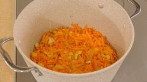 суп с курицей, стручковой фасолью и грибами