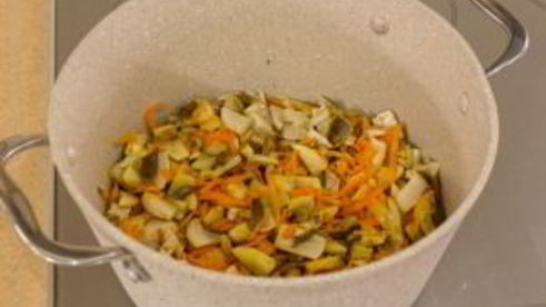 суп с курицей, стручковой фасолью и грибами