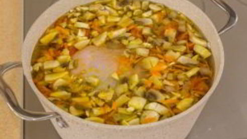 суп с курицей, стручковой фасолью и грибами