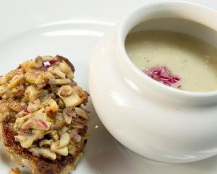 Свиные медальоны с ирландским картофельным супом и грибным соусом