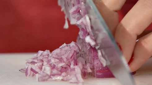 свиные медальоны с ирландским картофельным супом и грибным соусом