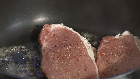 свиные медальоны с ирландским картофельным супом и грибным соусом