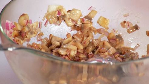 свиные медальоны с ирландским картофельным супом и грибным соусом